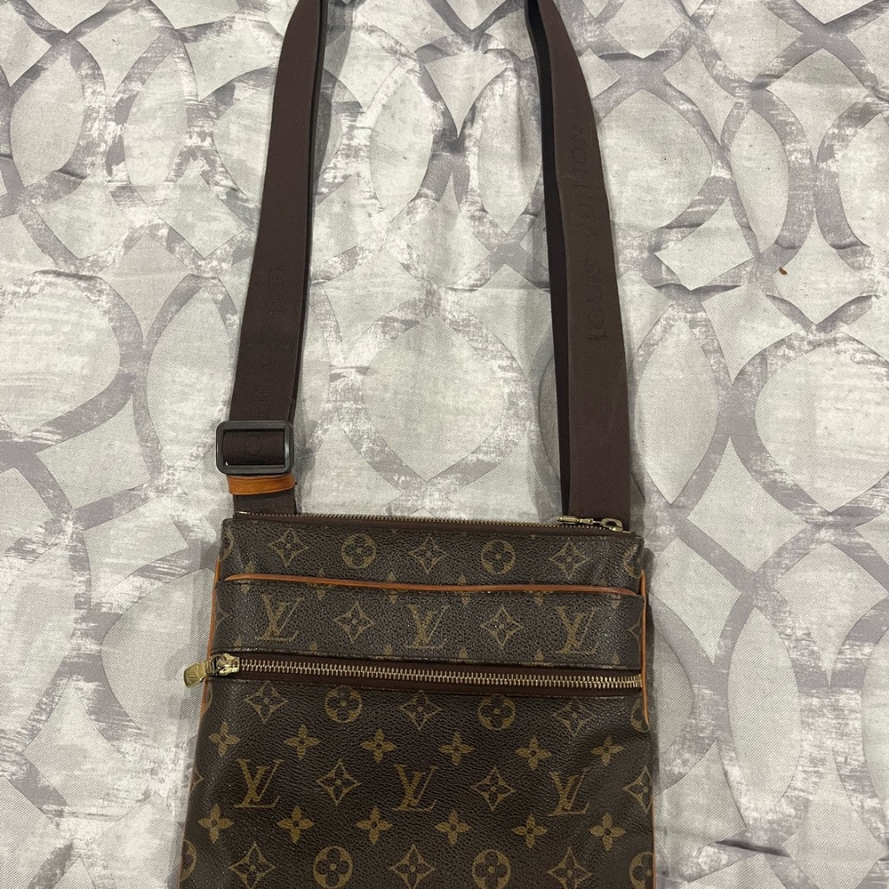 ***Authentic Louis Vuitton cross body purse*** Adjustable strap…
